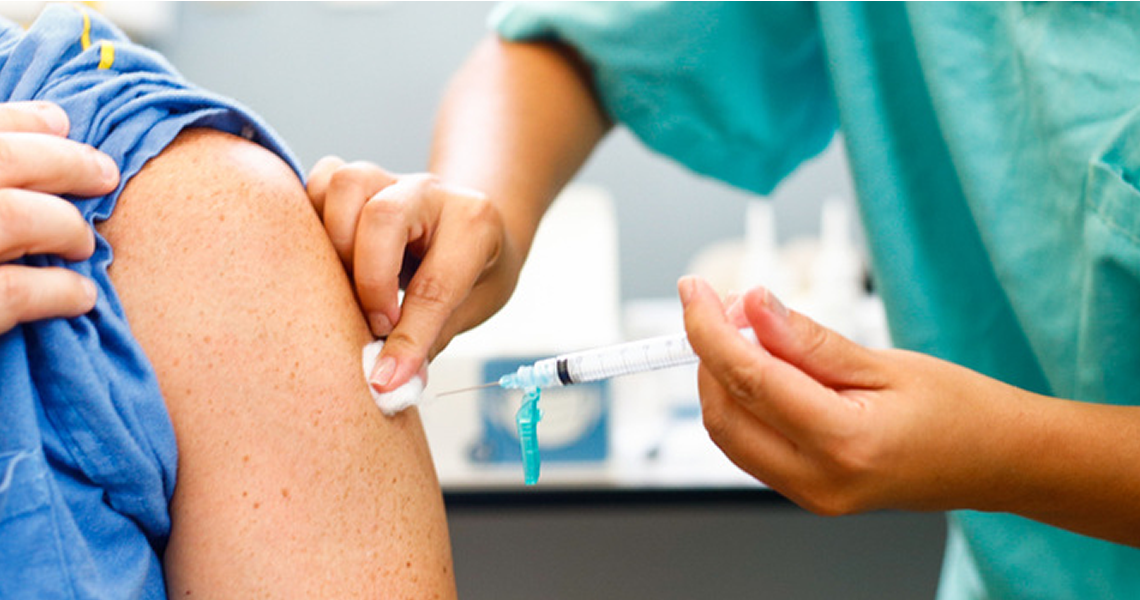 Minas começa a distribuir 5° lote de vacinas; idosos acima de 80 anos serão imunizados