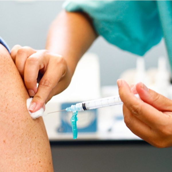 Minas começa a distribuir 5° lote de vacinas; idosos acima de 80 anos serão imunizados