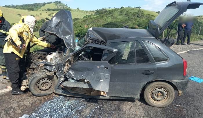 Motorista fica ferido em acidente entre carro e caminhão em Astolfo Dutra