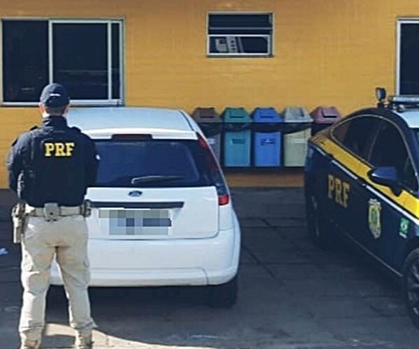 PRF de Leopoldina recupera carro furtado durante a madrugada em Teresópolis