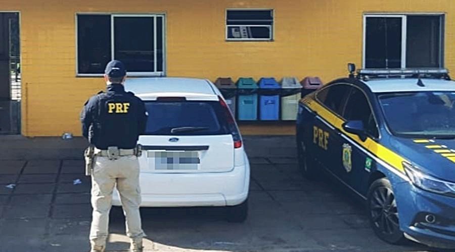 PRF de Leopoldina recupera carro furtado durante a madrugada em Teresópolis
