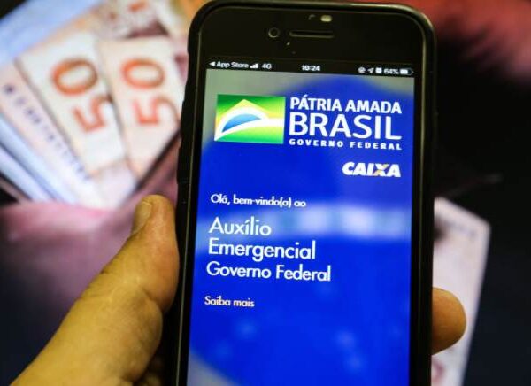 Bolsonaro diz que auxílio deve ser pago entre 4 e 5 de abril