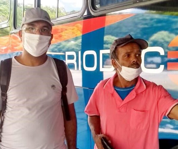 Homem que vivia no meio do mato em Leopoldina recebe assistência e retorna para sua terra natal