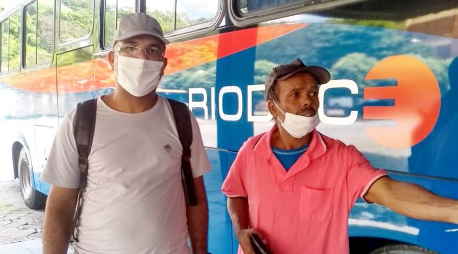 Homem que vivia no meio do mato em Leopoldina recebe assistência e retorna para sua terra natal