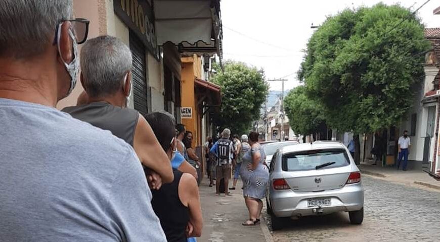 Busca por vacina provoca fila de pessoas e veículos em Leopoldina nesta quarta