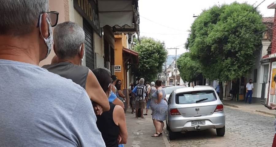 Busca por vacina provoca fila de pessoas e veículos em Leopoldina nesta quarta