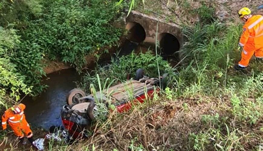 Motorista fica ferido após cair em ribanceira de 20 metros na BR-120 entre Leopoldina e Cataguases
