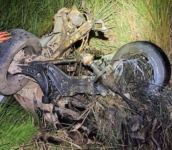 Grave acidente entre carro e carreta deixa dois mortos em Leopoldina