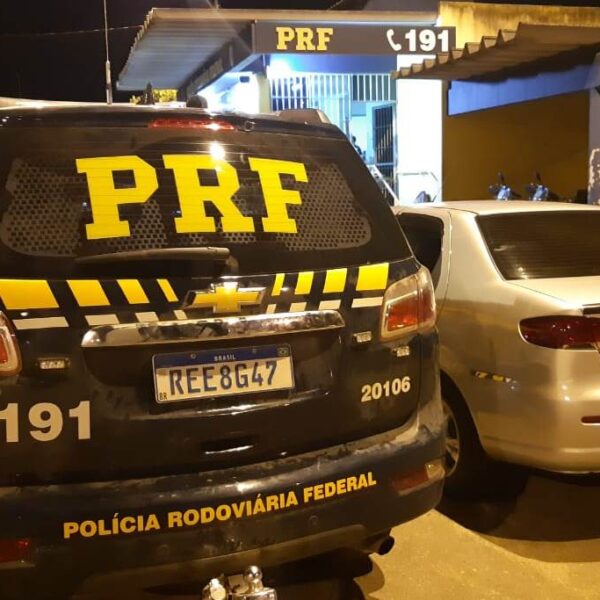 Carro roubado há seis anos em Niterói é recuperado pela PRF em Muriaé
