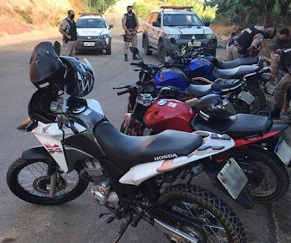 PM encerra evento clandestino com motos na Estrada da Empa em Cataguases