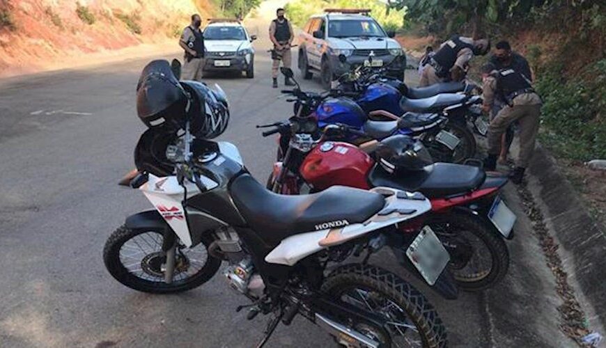 PM encerra evento clandestino com motos na Estrada da Empa em Cataguases