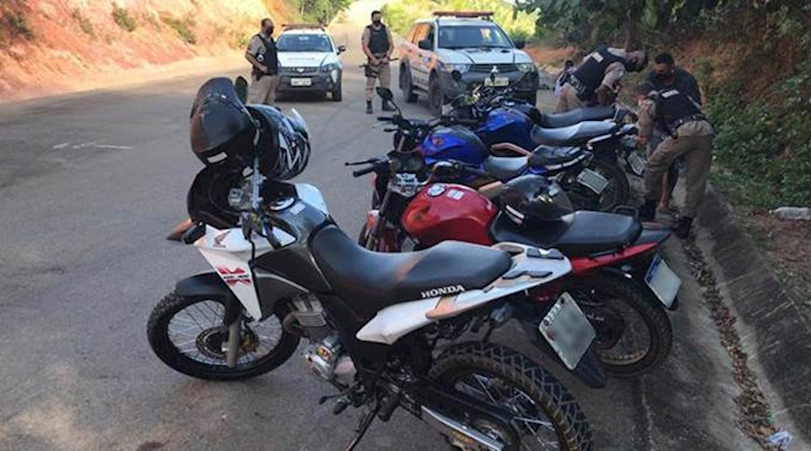 PM encerra evento clandestino com motos na Estrada da Empa em Cataguases