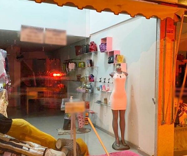 Ladrão arromba loja e furta roupas e produtos em Leopoldina