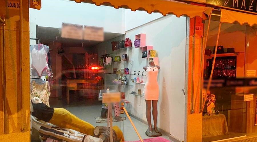Ladrão arromba loja e furta roupas e produtos em Leopoldina
