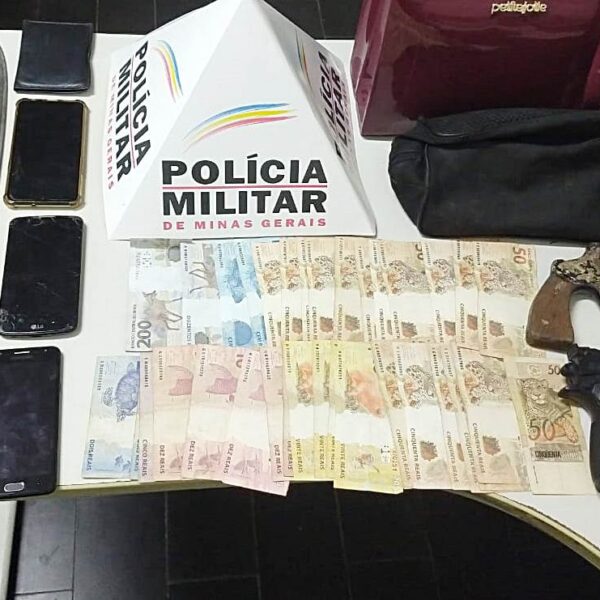 PM de Leopoldina prende 3 e apreende arma após assalto nas Três Cruzes