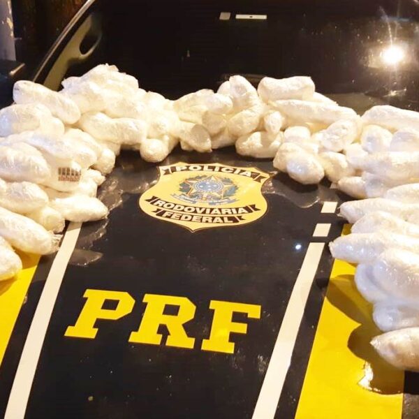 PRF prende dois homens e apreende 31 kg de cocaína durante fiscalização em Muriaé