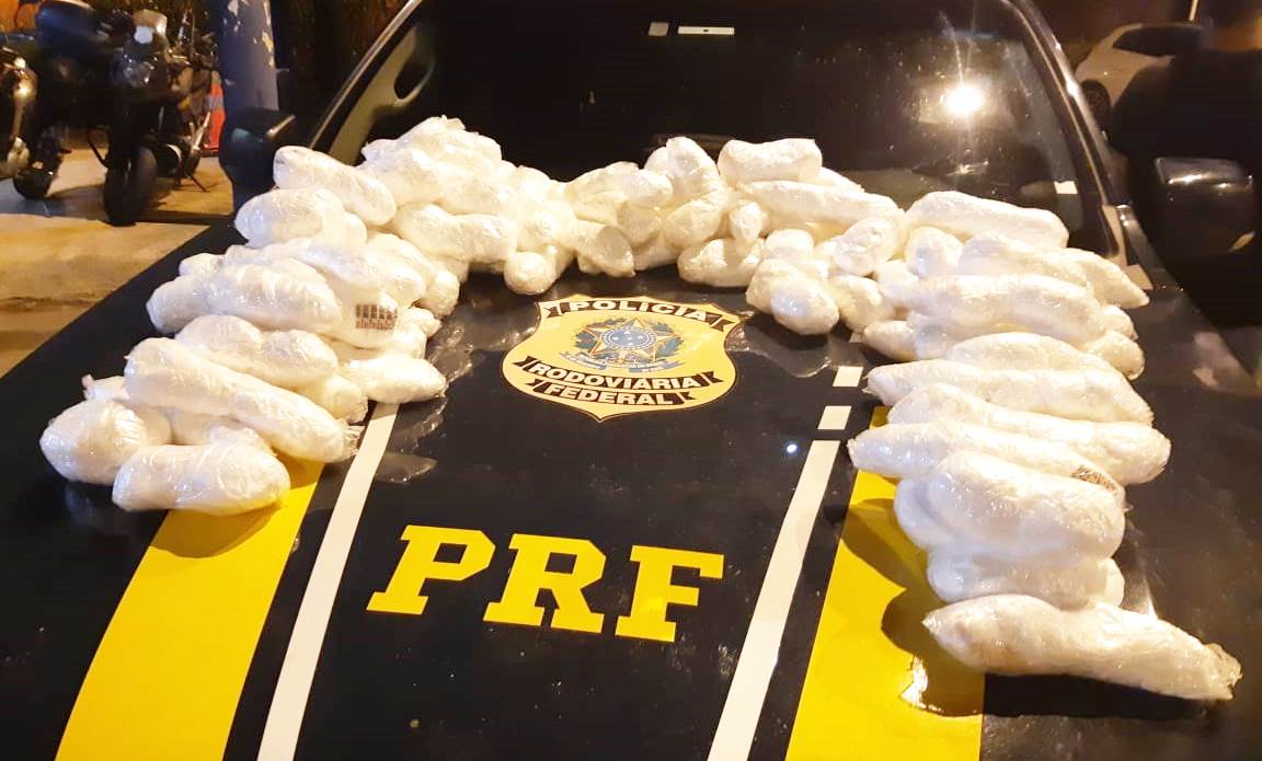 PRF prende dois homens e apreende 31 kg de cocaína durante fiscalização em Muriaé