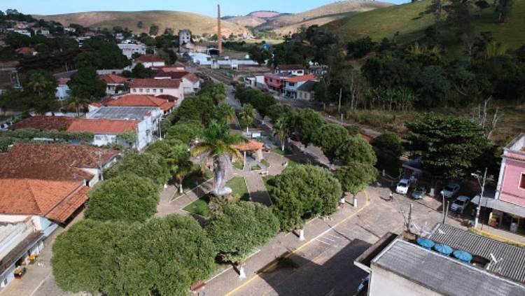 Homem é atingido por tronco e morre enquanto cortava árvore em Volta Grande