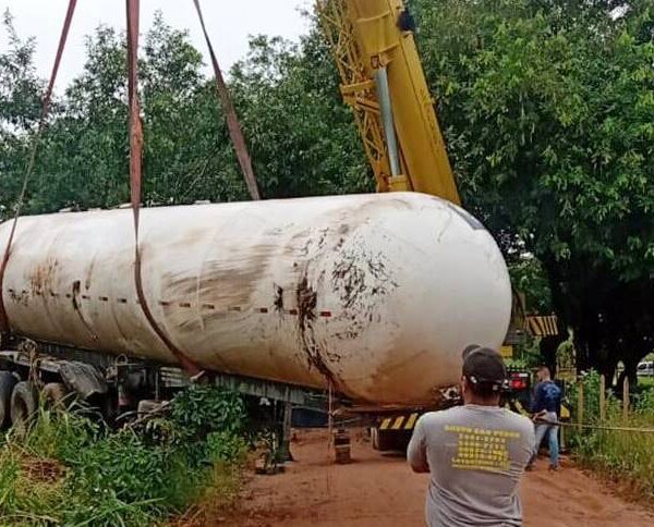 Carreta com gás que tombou em Leopoldina é removida do local após transbordo de carga