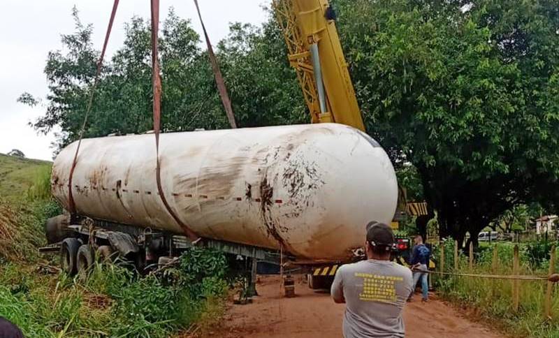 Carreta com gás que tombou em Leopoldina é removida do local após transbordo de carga