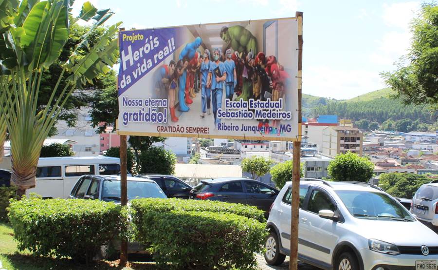 Escola Estadual Sebastião Medeiros homenageia profissionais de saúde da linha de frente contra Covid em Leopoldina