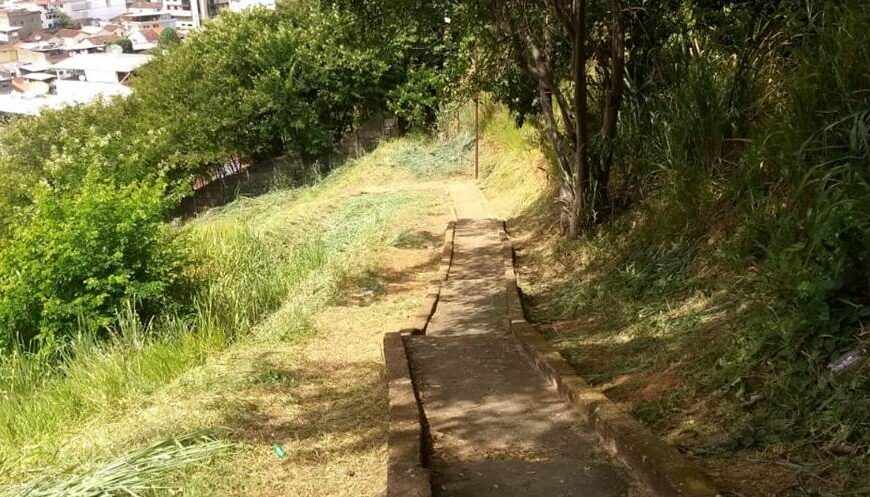 Reclamação de moradores da Cohab Nova sobre mato alto no escadão é atendida