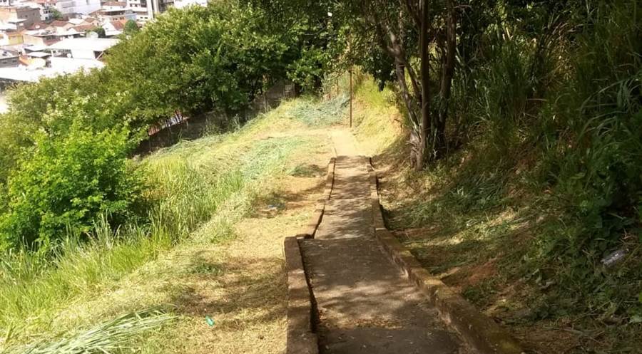 Reclamação de moradores da Cohab Nova sobre mato alto no escadão é atendida