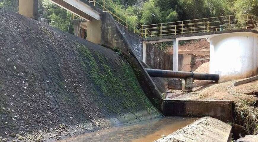 Adutora da Copasa se rompe e pode prejudicar abastecimento de água em Leopoldina