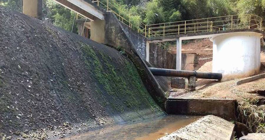Adutora da Copasa se rompe e pode prejudicar abastecimento de água em Leopoldina