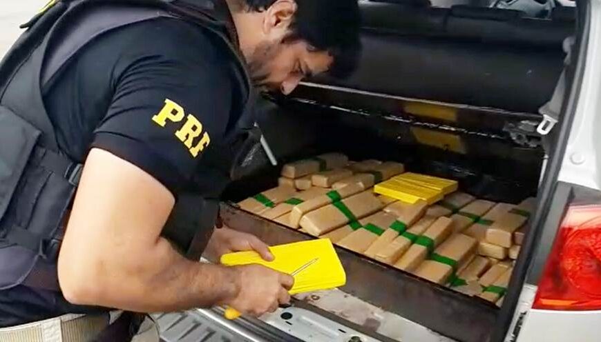 Motorista é preso com mais de 70 tabletes de maconha e cocaína durante fiscalização na BR-116