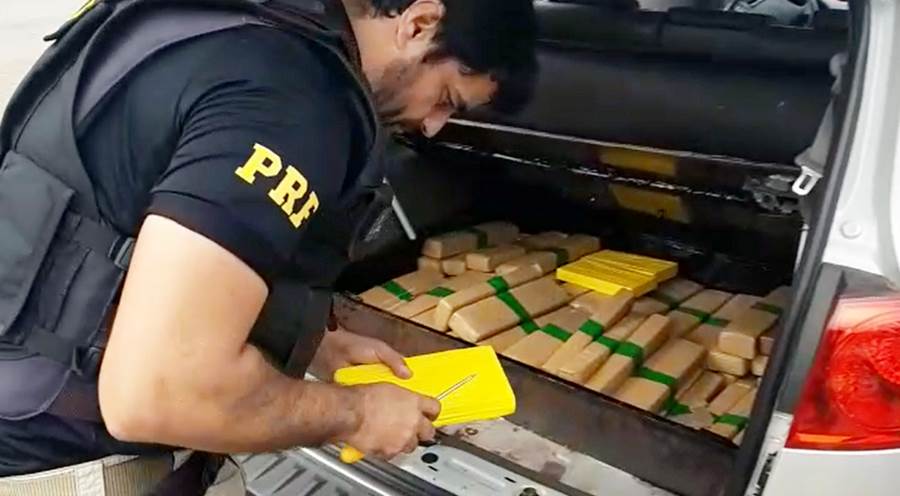 Motorista é preso com mais de 70 tabletes de maconha e cocaína durante fiscalização na BR-116