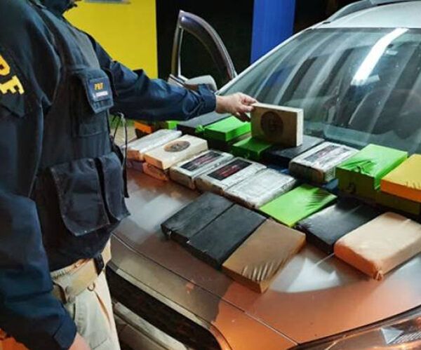 Motorista é preso transportando 40 kg de cocaína em carro que seguia para Além Paraíba