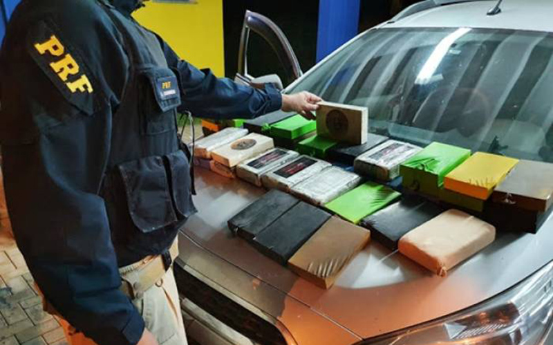 Motorista é preso transportando 40 kg de cocaína em carro que seguia para Além Paraíba