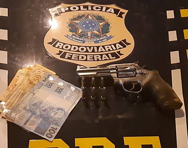 PRF prende passageiro com mandado de prisão e apreende revólver na BR-116 em Muriaé