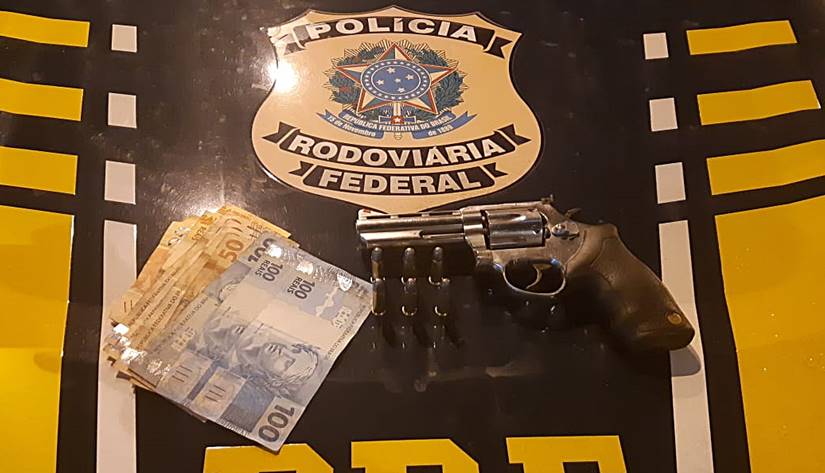 PRF prende passageiro com mandado de prisão e apreende revólver na BR-116 em Muriaé