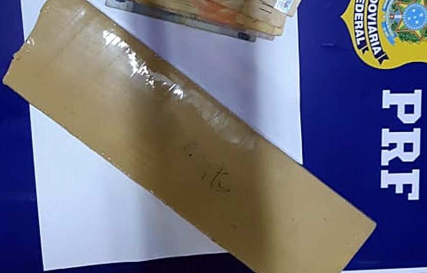 Homem é preso pela PRF transportando droga na bolsa do filho, em Muriaé