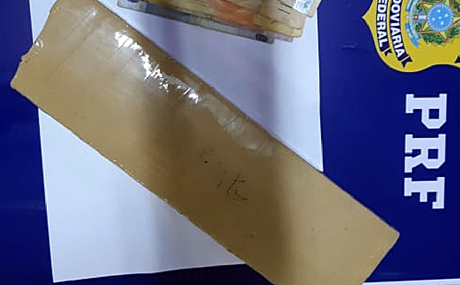 Homem é preso pela PRF transportando droga na bolsa do filho, em Muriaé