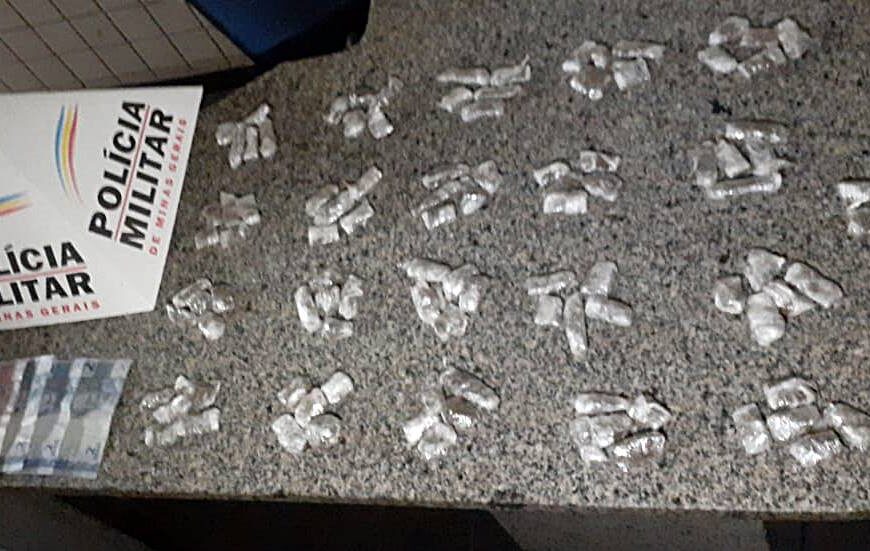 PM de Leopoldina apreende 102 buchas de maconha e prende suspeito de tráfico no Eldorado