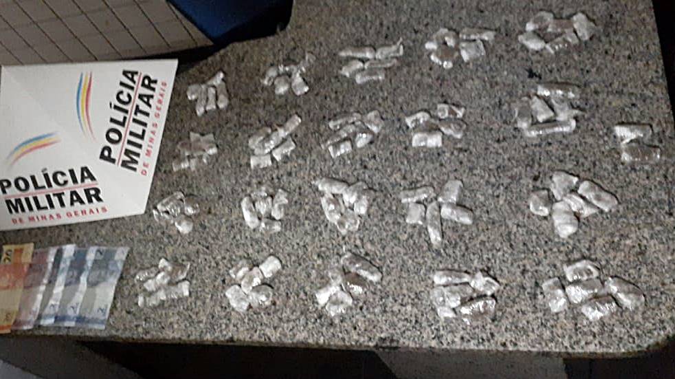 PM de Leopoldina apreende 102 buchas de maconha e prende suspeito de tráfico no Eldorado