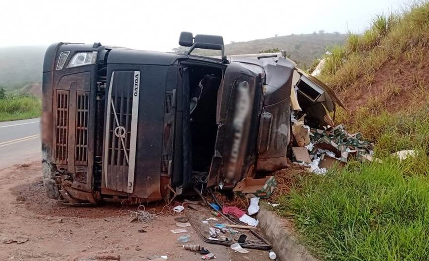 Carreta carregada de mamão tomba entre Estrela Dalva e Volta Grande