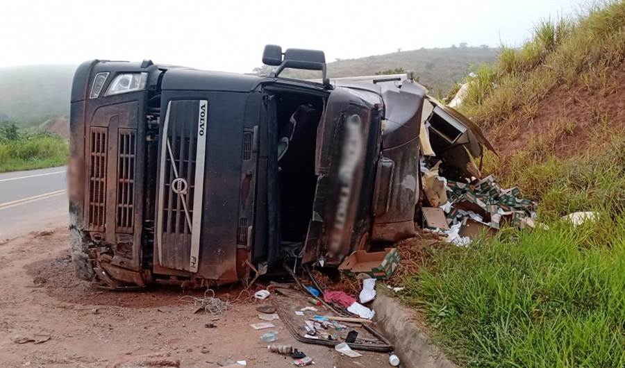 Carreta carregada de mamão tomba entre Estrela Dalva e Volta Grande