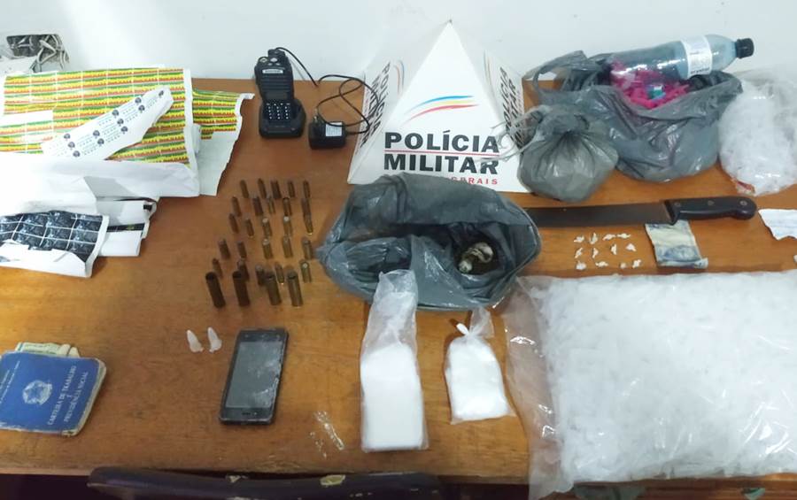 PM prende foragido da Justiça e apreende drogas e munições durante Operação em Recreio