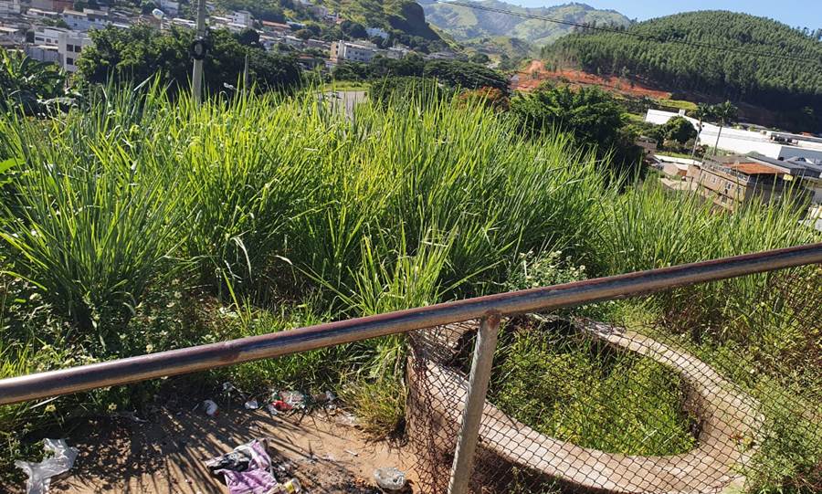 Passarela sem manutenção preocupa pedestres na região do Bela Vista em Leopoldina