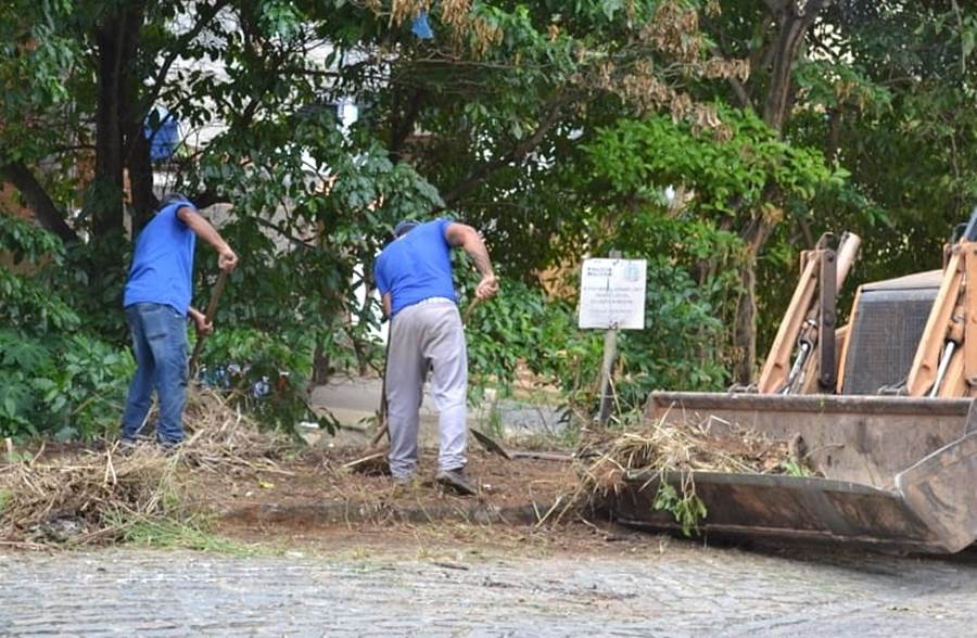 Prefeitura realiza ação de limpeza para retirar entulhos de ruas e terrenos em Leopoldina