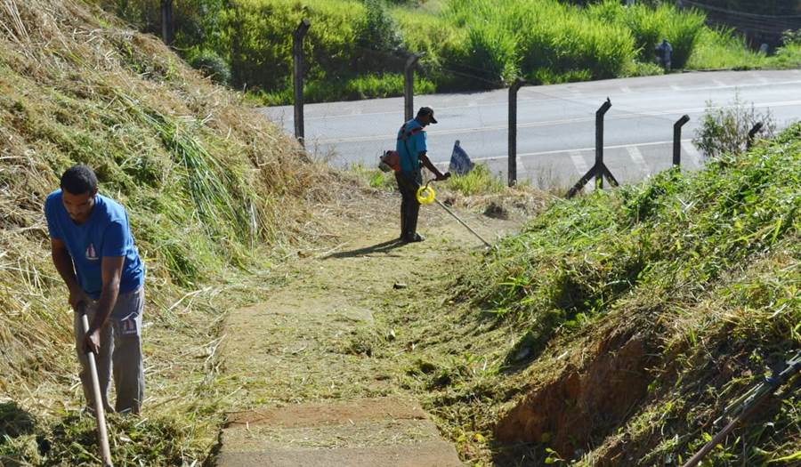 Passarela sobre a BR-116 em Leopoldina recebe manutenção após reclamação de pedestres