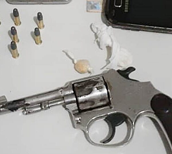 Suspeitos de assalto são presos com revólver, munições e droga pela PM de Leopoldina