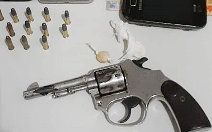 Suspeitos de assalto são presos com revólver, munições e droga pela PM de Leopoldina