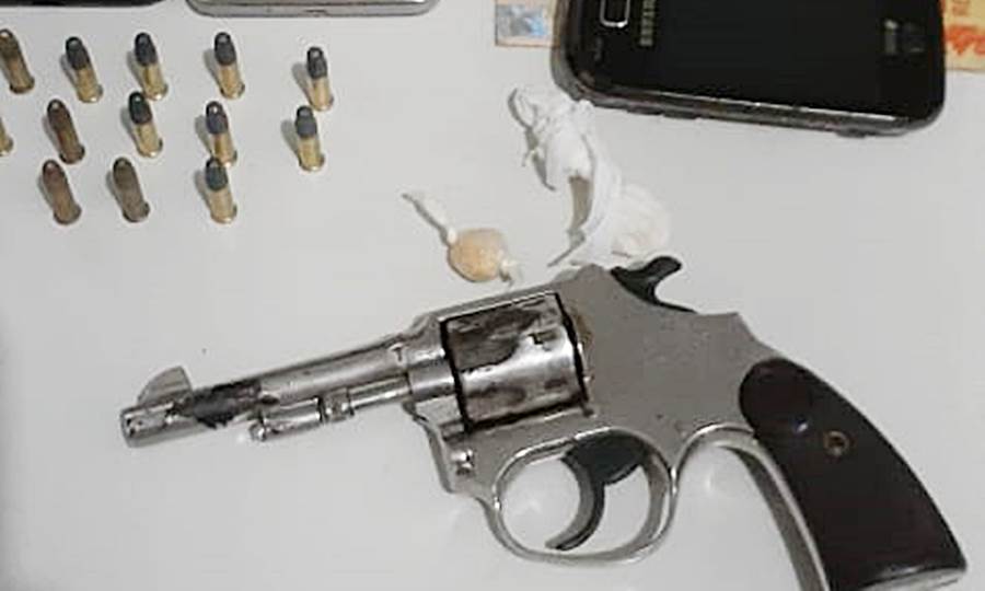 Suspeitos de assalto são presos com revólver, munições e droga pela PM de Leopoldina