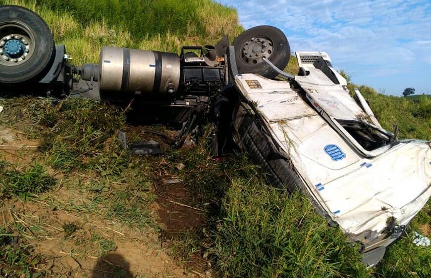 Carreta carregada com oxigênio tomba e deixa dois feridos na Serra da Vileta em Leopoldina
