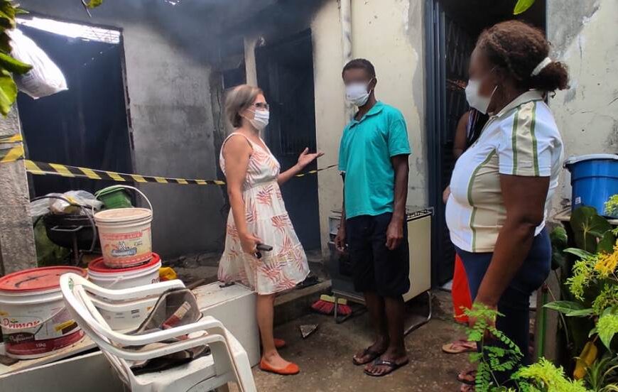 Serviço Social da Prefeitura de Leopoldina atende família que teve casa incendiada no Bela Vista